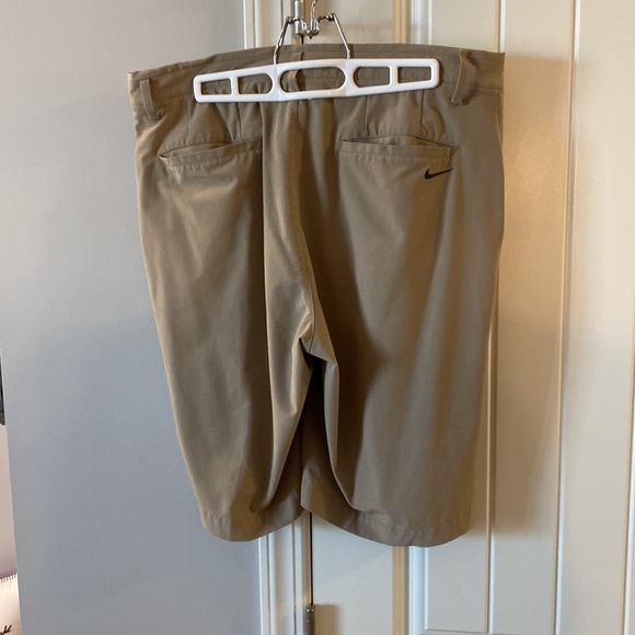 Nike Golf. Waist 32 - Picture 2 of 3